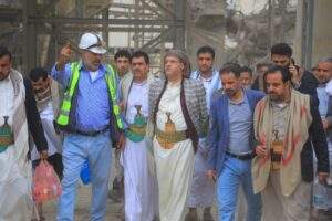 المحاقري وعطيفة يطّلعان على أضرار العدوان على مصانع الإسمنت